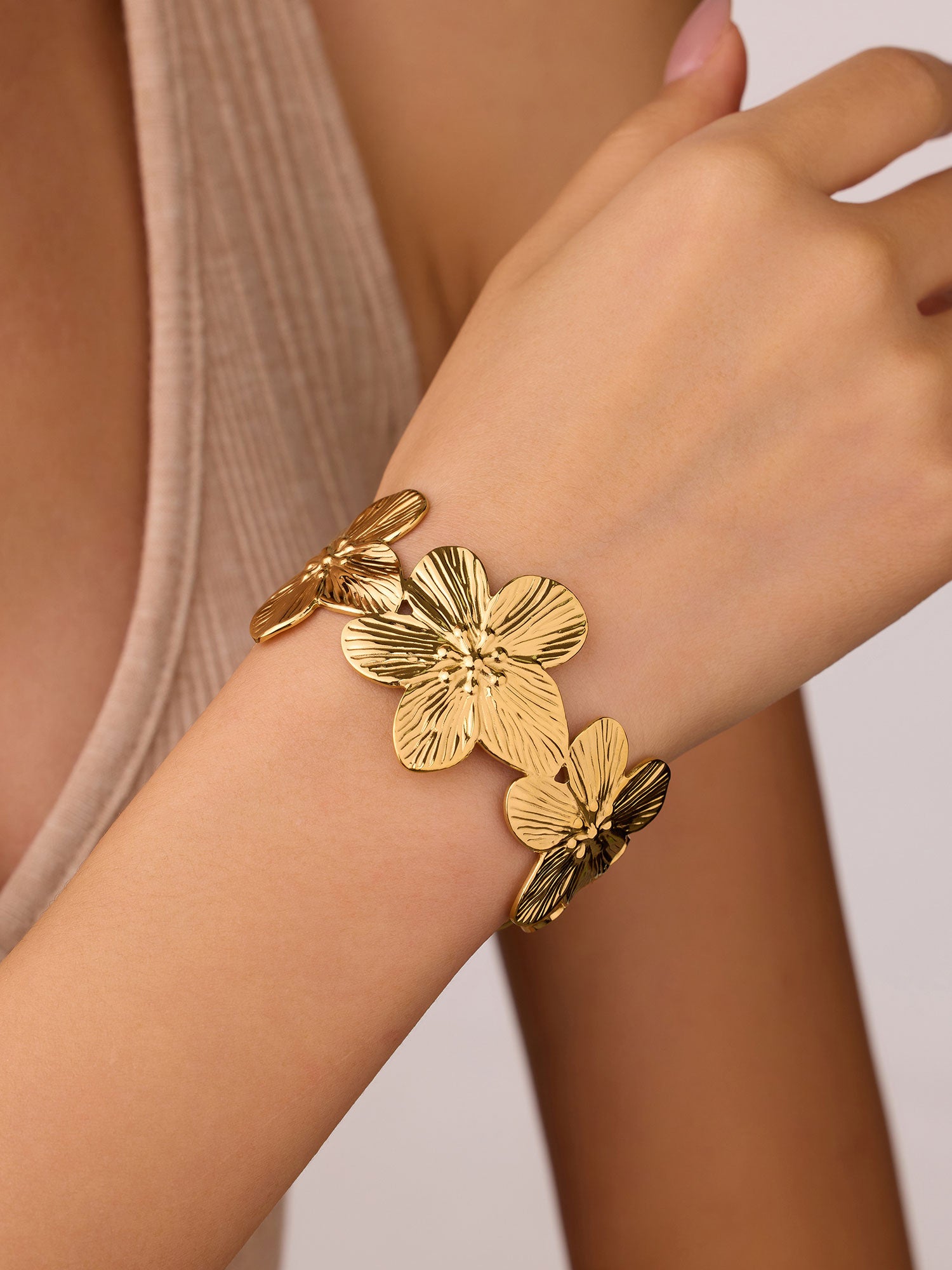 Bracelete largo de flores Dourado