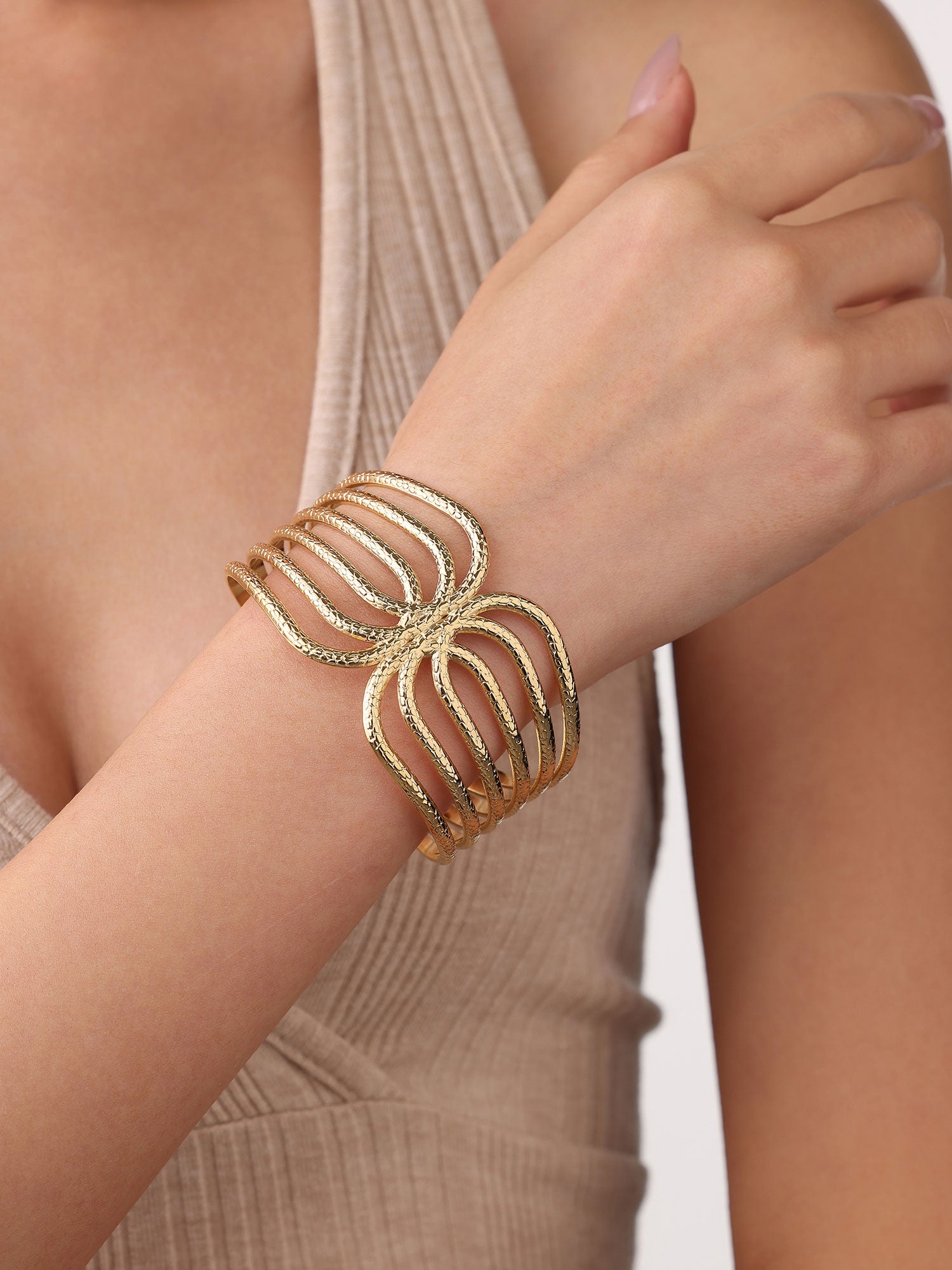 Bracelete aberto largo com forma Dourado