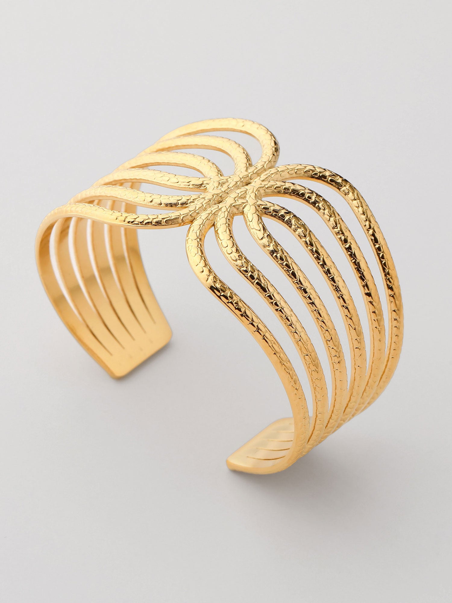 Bracelete aberto largo com forma Dourado
