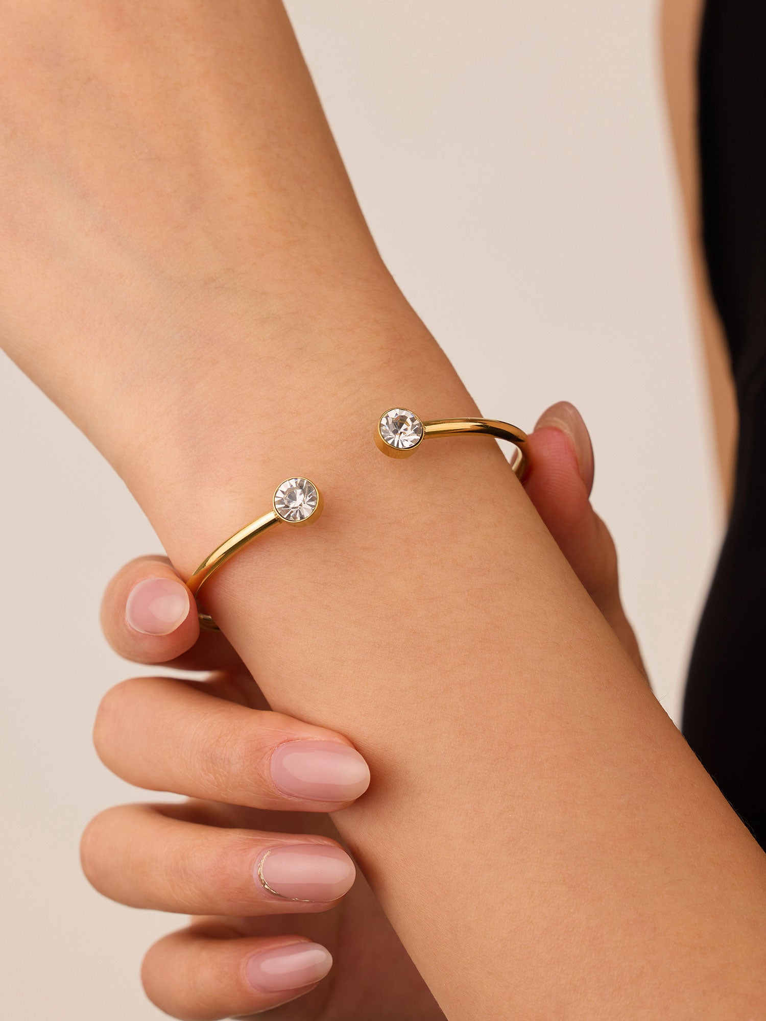 Bracelete aberto zircónias blanco Dourado