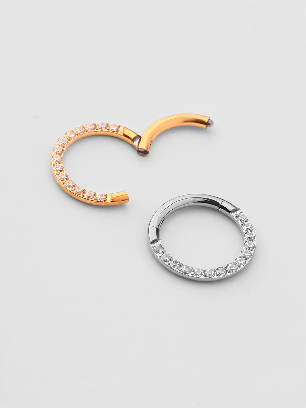 Piercing de Orelha Nia Prateado Argola Zircónias
